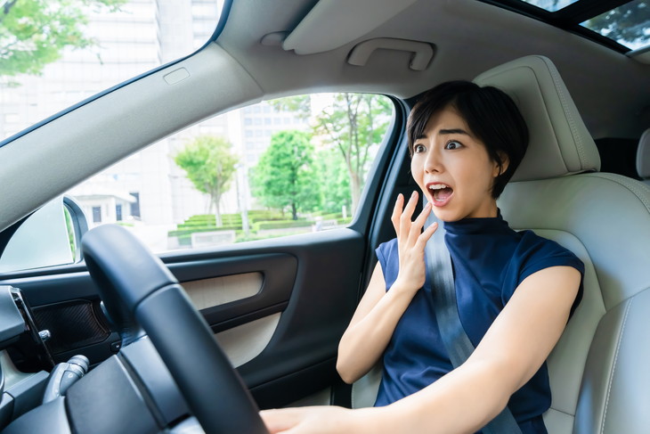 ペーパードライバーで交通ルールを忘れた方必見!復習方法や注意点を解説